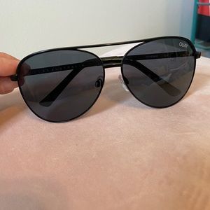 QUAY VIVIENNE BLACK/SMOKE Aviators